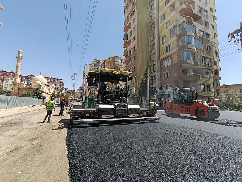 Büyükşehir Belediyesi Yol Yapım ve Asfalt Çalışmalarını Sürdürüyor